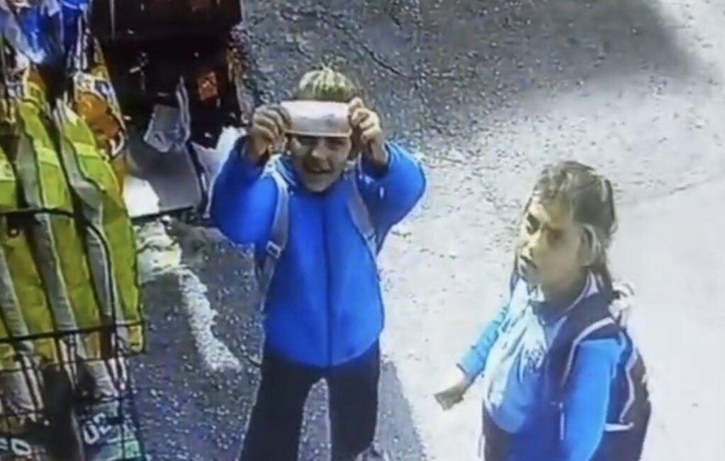 İki öğrencinin örnek davranışını kamera böyle görüntüledi Bursa’da mahalle bakkalının kapısının kilitli olduğunu gören iki öğrenci kardeş,