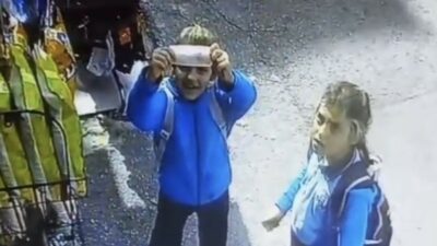 Bursa’da mahalle bakkalının kapısının kilitli olduğunu gören iki öğrenci kardeş,