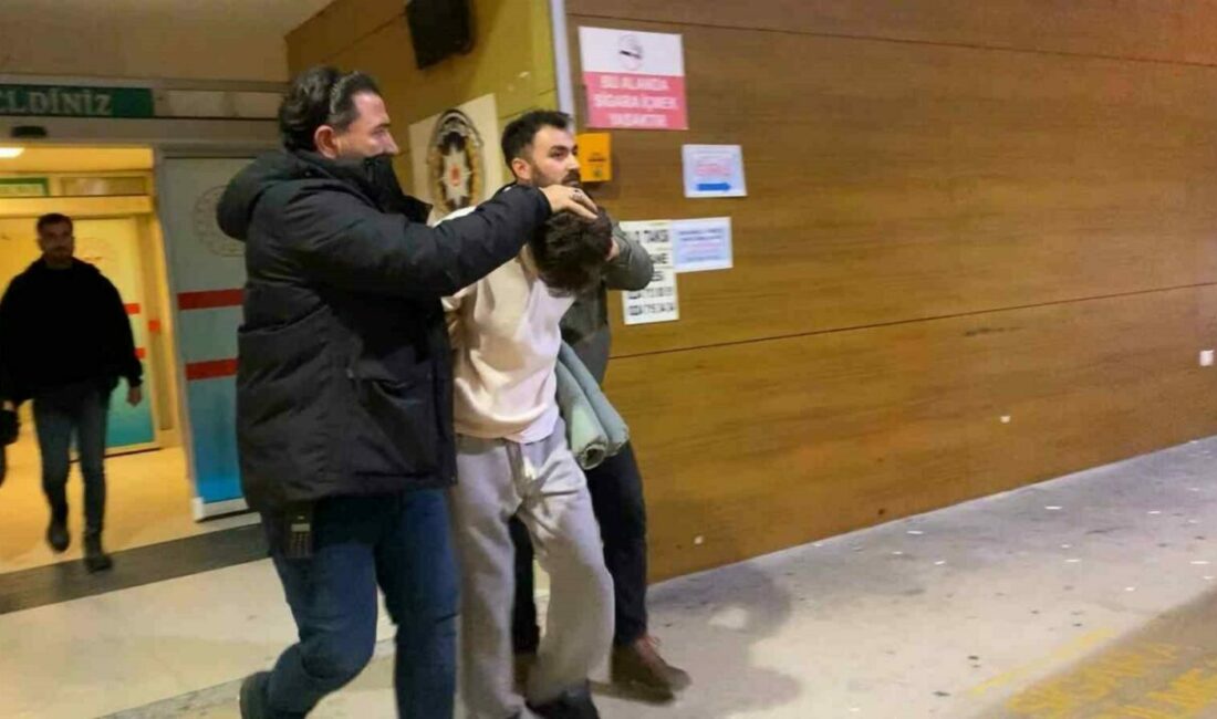 İnegöl’de kız meselesi iddiası kanlı bitti: 1 ölü, 2 yaralı Bursa’nın İnegöl ilçesinde kız meselesi yüzünden çıktığı öne sürülen bıçaklı