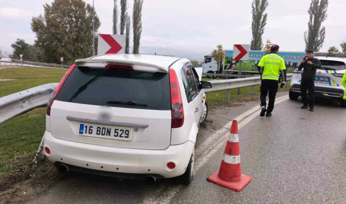 İnegöl’de otomobil bariyerlere çarptı: 1 yaralı Bursa’nın İnegöl ilçesinde yağış nedeniyle kayganlaşan yolda kontrolden çıkan otomobil
