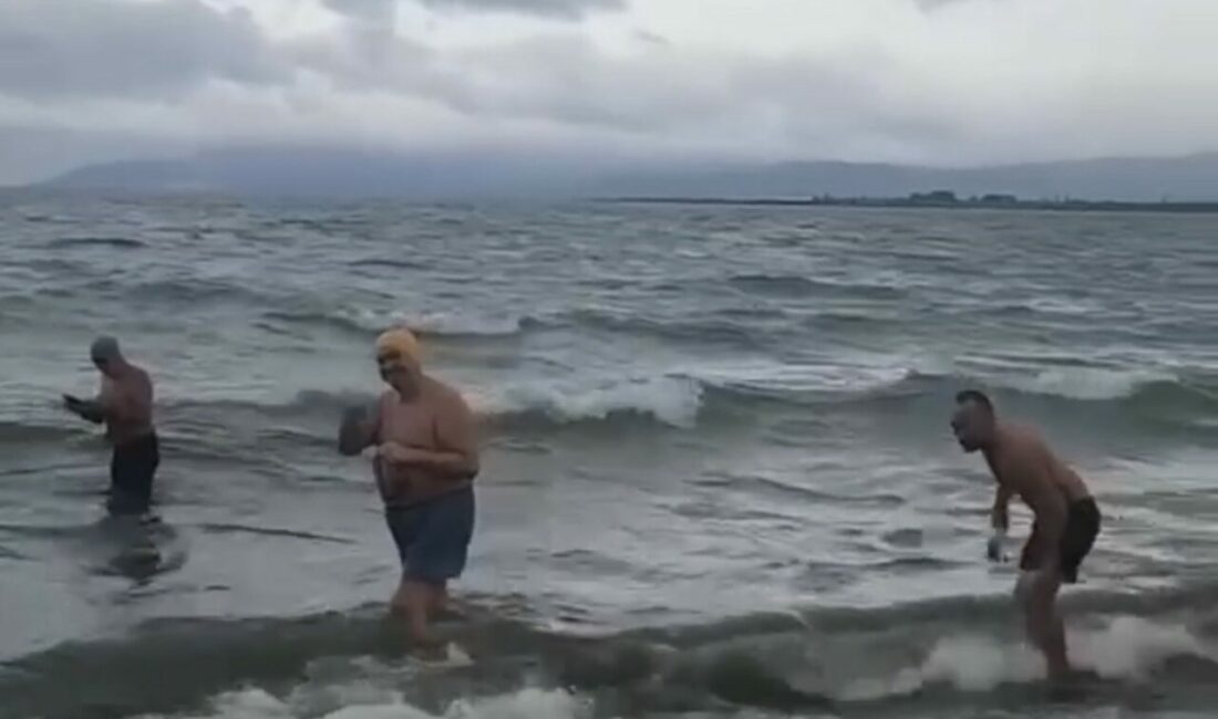 İznik Gölü’nde soğuğa ve dalgalara inat böyle yüzdüler Bursa ve ilçelerinde etkisini sürdüren soğuk ve yağışlı hava İznik
