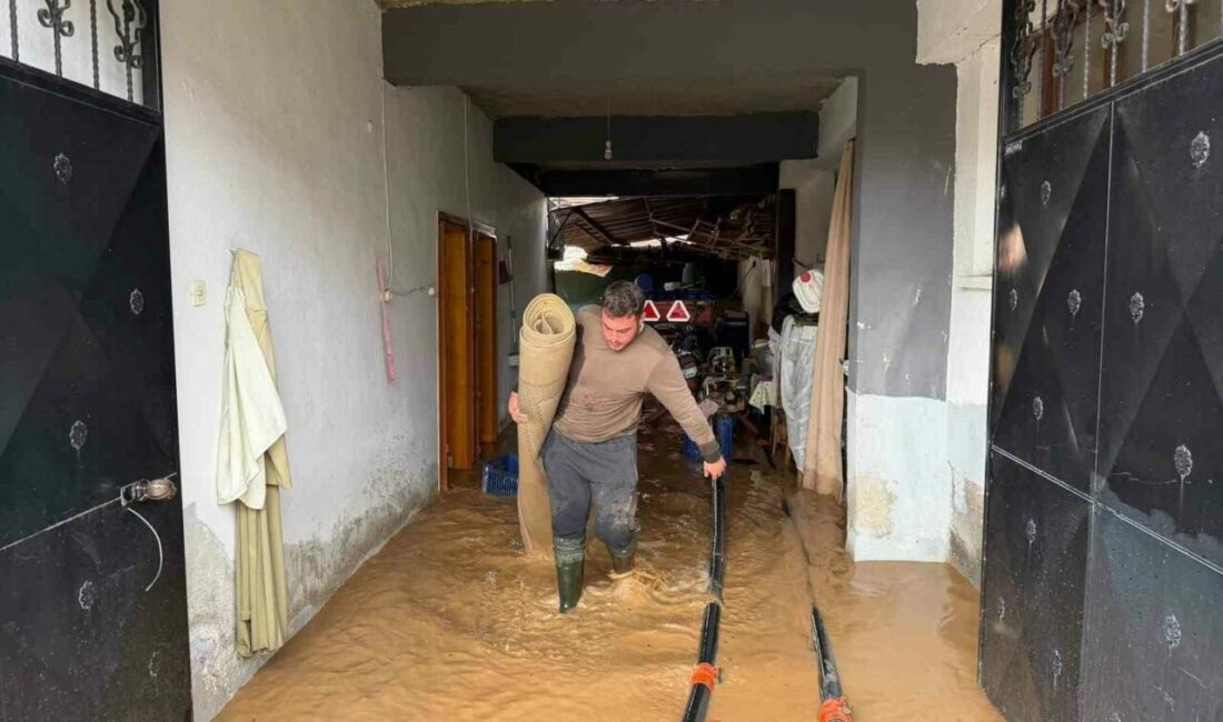 İznik’te Kara Dere taştı, evleri ve tarlaları su bastı Bursa’nın İznik ilçesinde şiddetli yağışın ardından taşan Kara Dere, Çakırca