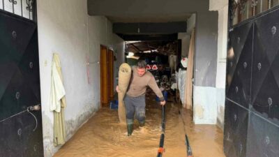 Bursa’nın İznik ilçesinde şiddetli yağışın ardından taşan Kara Dere, Çakırca
