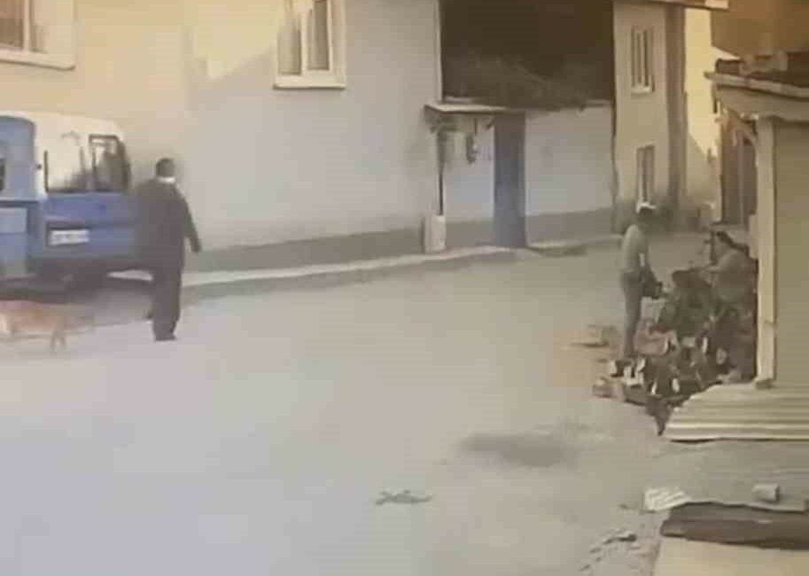 Bursa’nın Orhangazi ilçesinde yaşlı bir adam, yolda yürürken kendisini motorlu