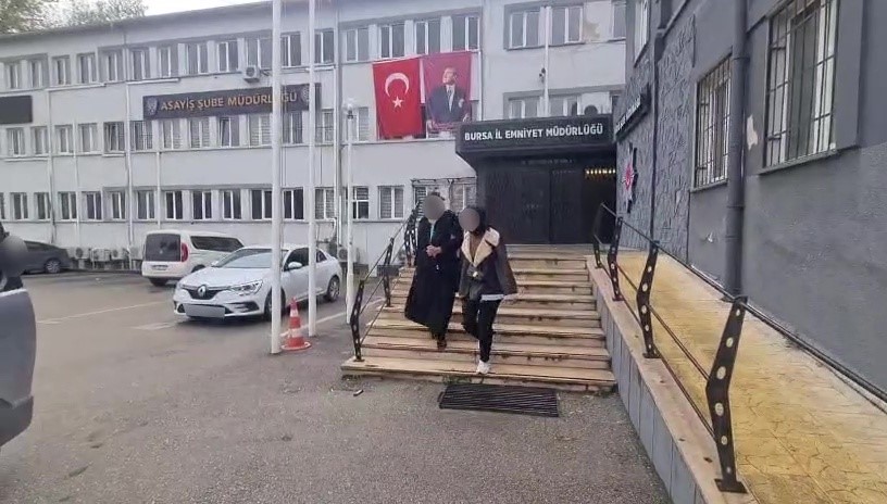 Kapısını film ile açtığı evden ziynet çalan kadın hırsız yakalandı Bursa’nın Osmangazi ilçesinde bir evin kapısını kart-film yöntemiyle açarak yaklaşık