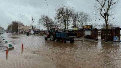 Bursa’nın Karacabey ilçesinde etkili olan sağanak yağış hayatı olumsuz etkiledi.