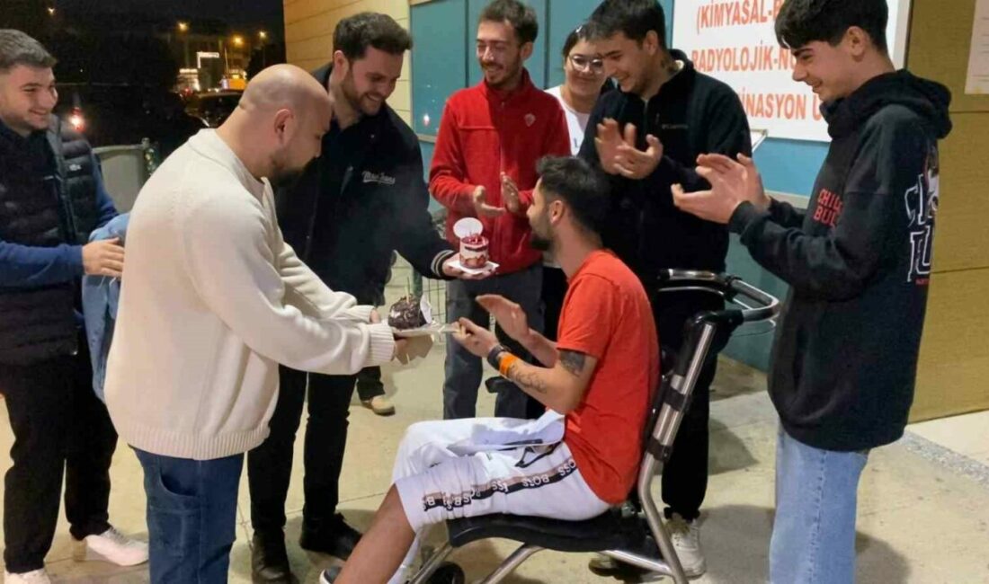 Kaza geçirdi, hastanede doğum günü pastası kesti Bursa’nın İnegöl ilçesinde iki otomobilin çarpıştığı kazada yaralanan genç sürücüye,