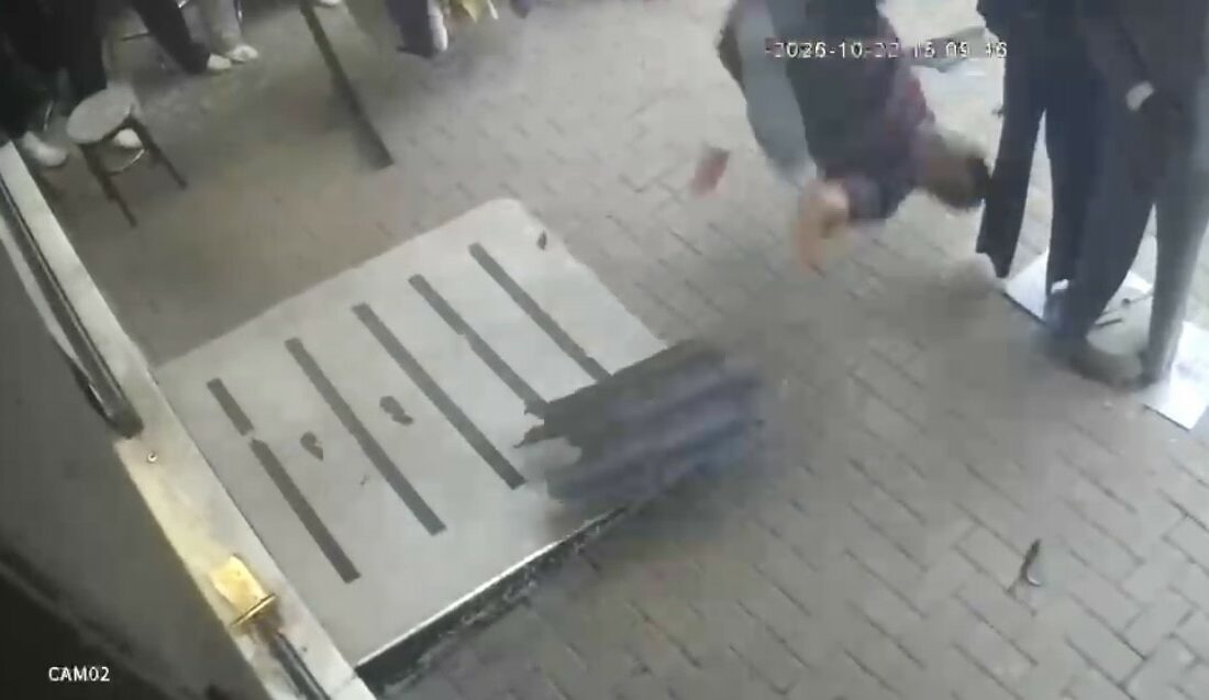 Bursa’nın Osmangazi ilçesinde eğitim kursunda çalışan kişi, korkuluk demirinin kopması