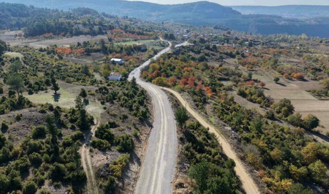 Keles’in üç mahallesinde yol mesaisi Bursa Büyükşehir Belediyesince Keles ilçesinin Karaardıç, Issızören ve Denizler mahalleleri