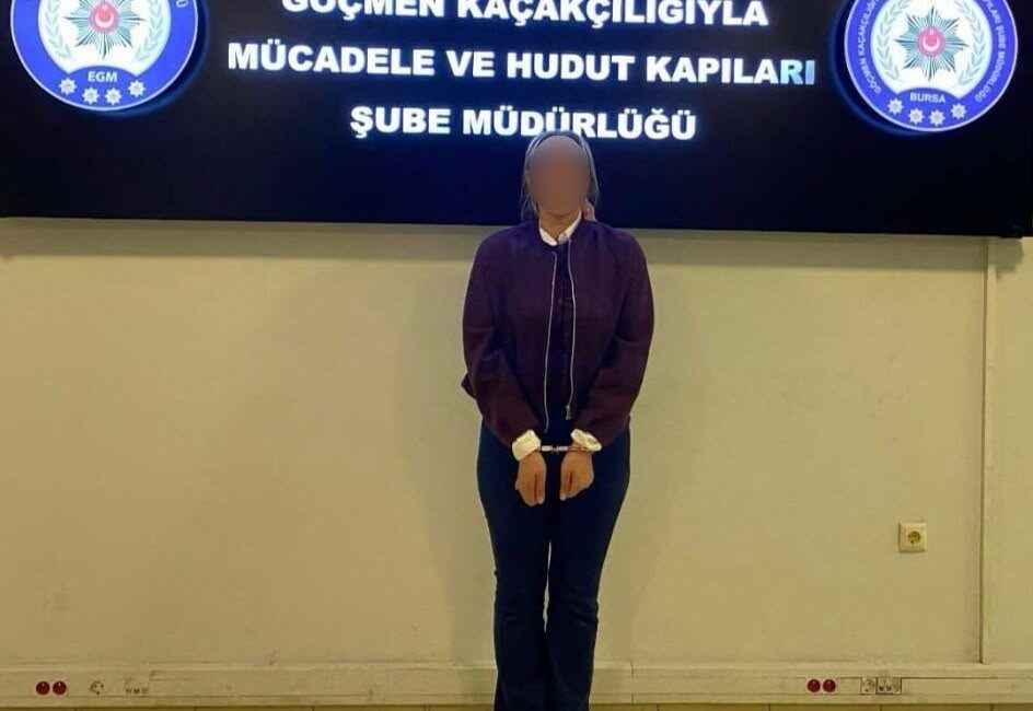 Kendisini avukat olarak tanıttı, yakayı ele verip sınır dışı edildi Bursa’da kendisini avukat olarak tanıtarak hukuki destek sağlama vaadiyle vatandaşları