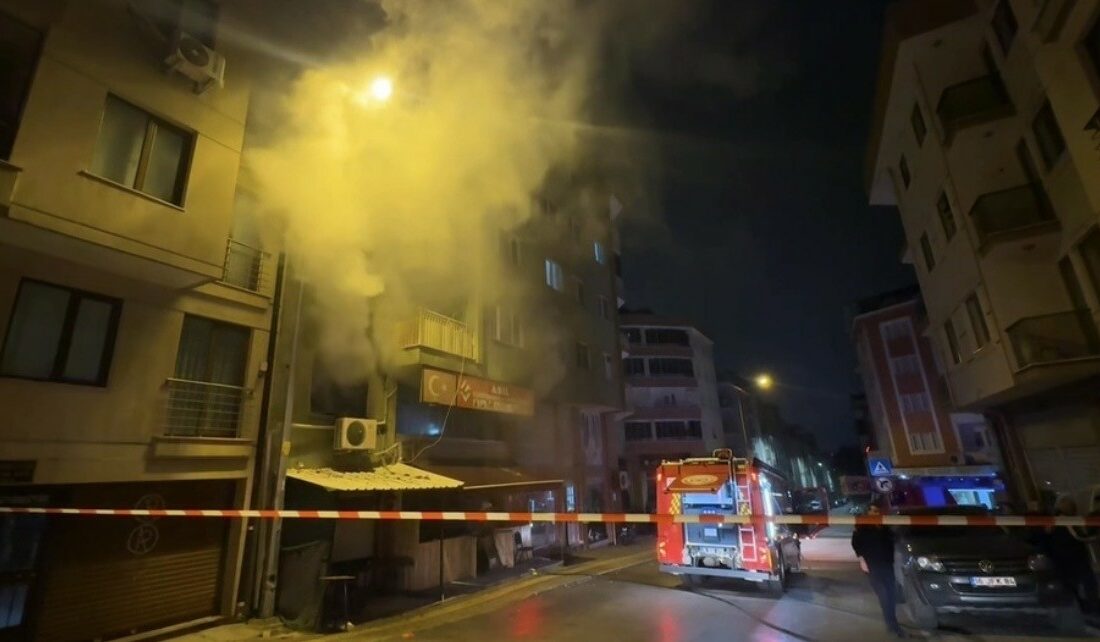 Kıraathanede gece yarısı çıkan yangın korkuttu Bursa’da bir kıraathanede çıkan yangın, ekiplerin müdahalesiyle kontrol altına alınarak