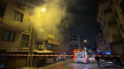 Bursa’da bir kıraathanede çıkan yangın, ekiplerin müdahalesiyle kontrol altına alınarak