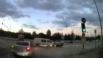 Bursa’da hastane çıkışında meydana gelen kazada, kırmızı ışıkta geçen kamyonet,