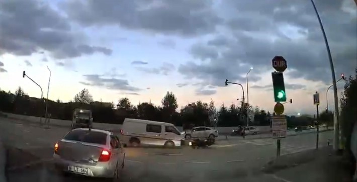 Kırmızı ışıkta geçen kamyonet motosiklete çarptı: Sürücü yerde sürüklendi Bursa’da hastane çıkışında meydana gelen kazada, kırmızı ışıkta geçen kamyonet,