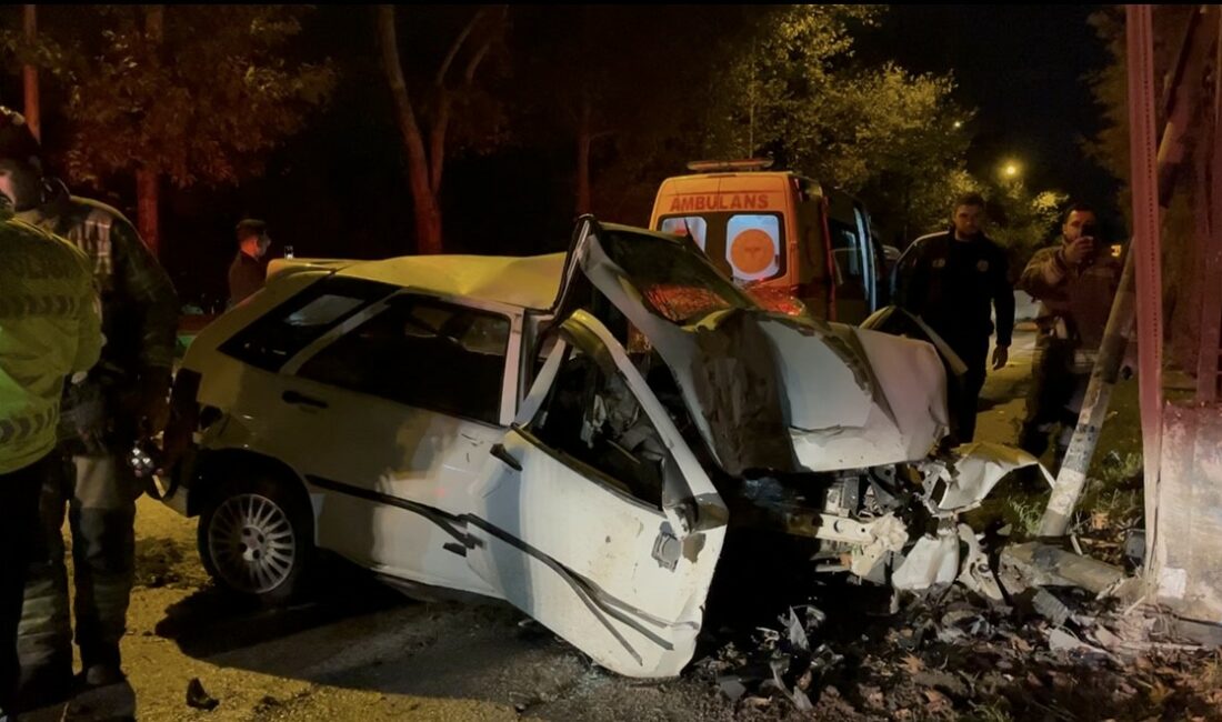 Kontrolden çıkan araç duvara çarptı… Sıkıştığı araçtan böyle kurtarıldı Bursa’nın Osmangazi ilçesinde kontrolden çıkan otomobilin duvara çarpması sonucu meydana