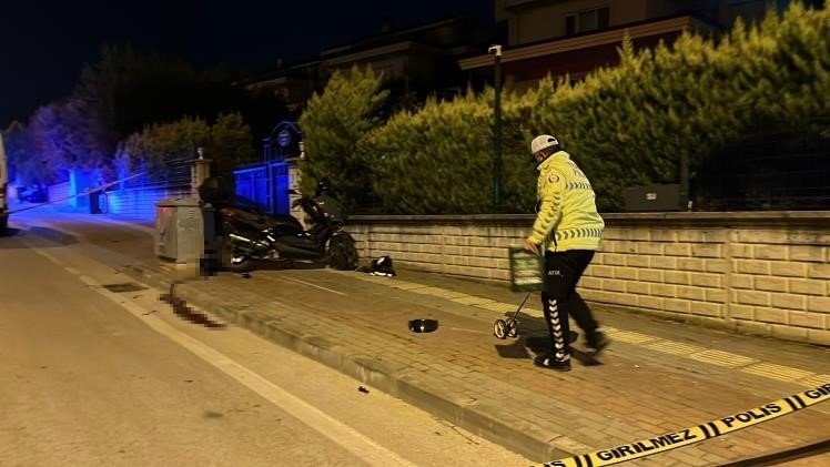 Kontrolden çıkarak trafoya çarpan motosiklet sürücüsü hayatını kaybetti Bursa’da direksiyon hakimiyetini kaybeden motosiklet sürücüsü, kaldırıma çarparak sendeledi. Yaklaşık