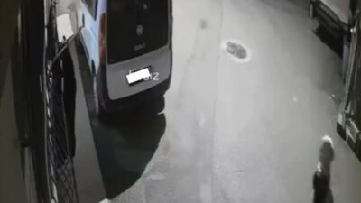 Bursa’da bir kadın, evin penceresinde kurutmak üzere asılı olan kıyafetleri