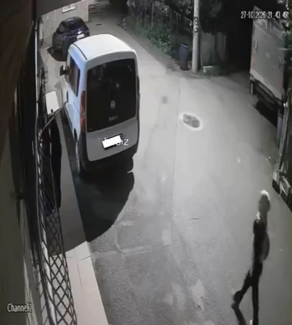 Bursa’da bir kadın, evin penceresinde kurutmak üzere asılı olan kıyafetleri
