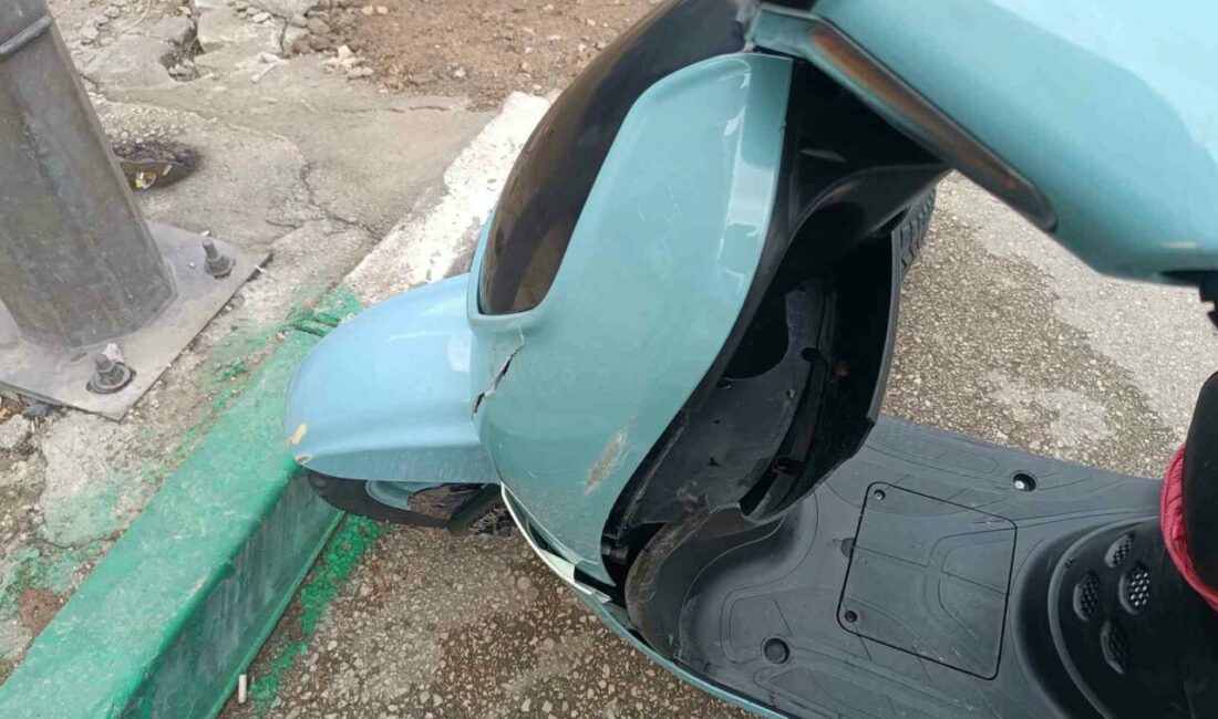 Motosiklet yayaya çarptı, ikisi de metrelerce sürüklendi; O anlar kamerada Bursa’nın Osmangazi ilçesinde karşıdan karşıya geçmeye çalışan yayaya motosiklet çarptı.