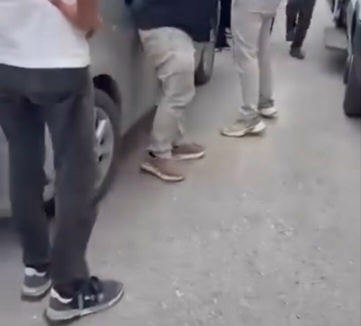 Mudanya’da servis şoförleri arasında kavga Bursa’nın Mudanya ilçesinde bir okul önünde servis şoförleri arasında kavga