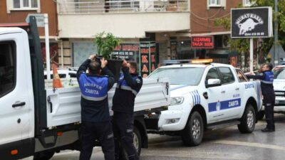 Nilüfer Belediyesi ekipleri, yaya, bisiklet ve engelli yollarını kapatan tabela,