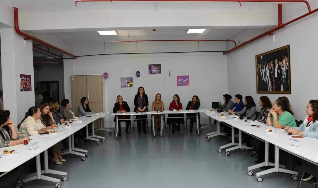 Nilüfer’in kadın muhtarları buluştu Nilüfer’de 26 Ekim Kadın Muhtarlar Günü dolayısıyla düzenlenen etkinlikte kadın