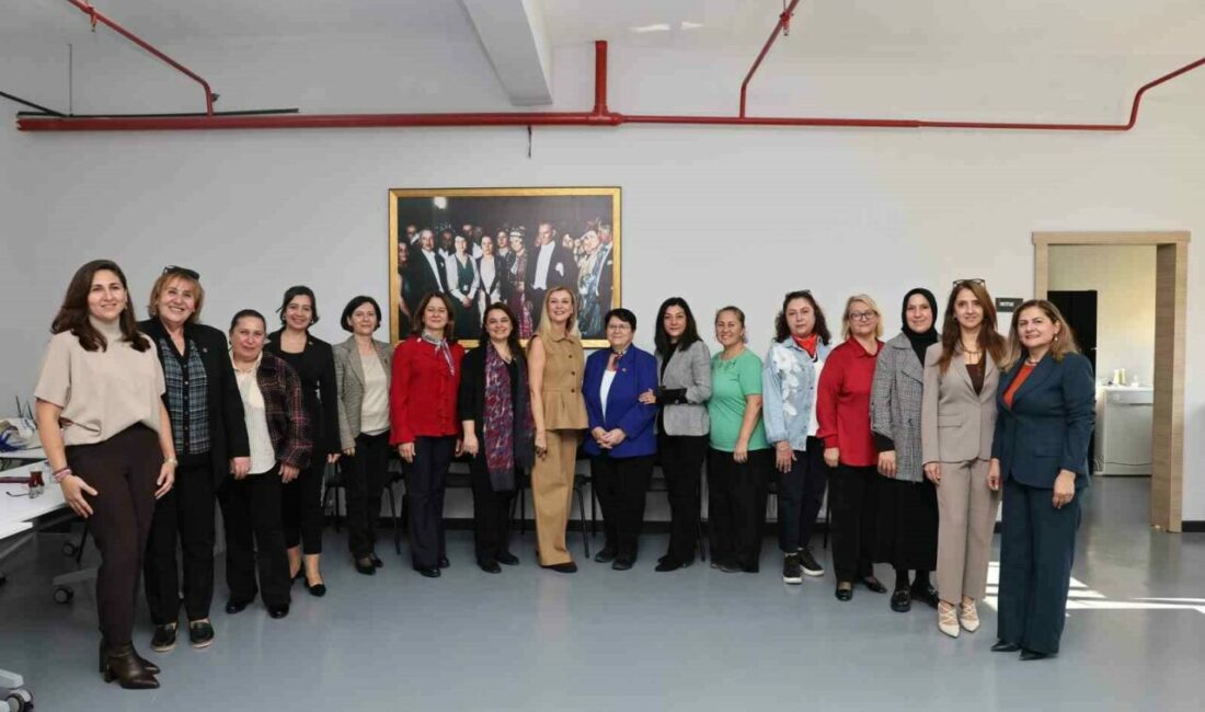 Nilüfer’in kadın muhtarları buluştu Nilüfer’de 26 Ekim Kadın Muhtarlar Günü dolayısıyla düzenlenen etkinlikte kadın