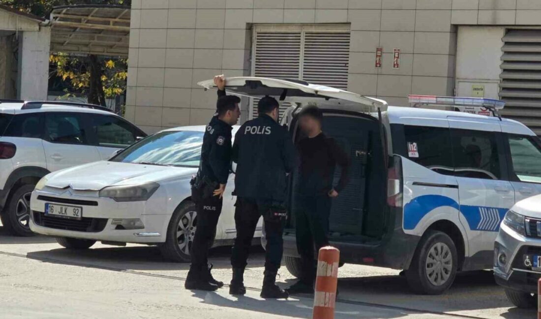 Bursa’nın İnegöl ilçesinde bir ortaokula belinde tabancayla giren 24 yaşındaki