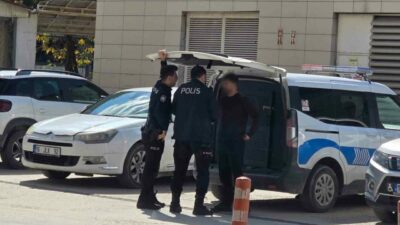 Bursa’nın İnegöl ilçesinde bir ortaokula belinde tabancayla giren 24 yaşındaki