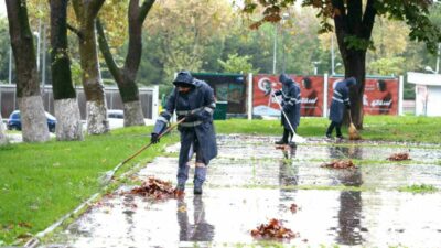Osmangazi Belediyesi, sonbaharın gelişiyle birlikte ağaçlardan dökülen yaprakları titizlikle yürüttüğü