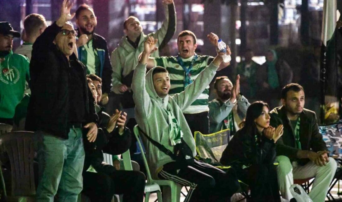 Osmangazi Belediyesi, Bursaspor-Ankara Keçiörengücü karşılaşmasını Osmangazi Meydanı’nda kurulan dev ekranda