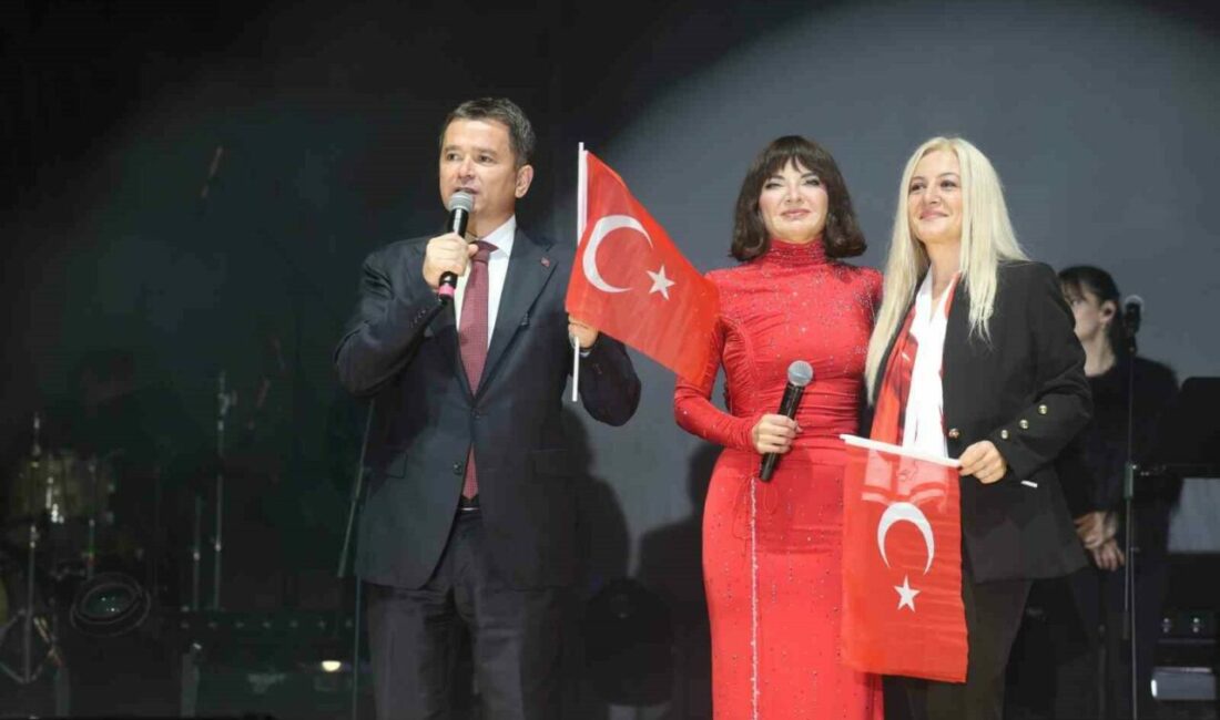 Osmangazi’de Cumhuriyet coşkusu Göksel’in şarkılarıyla taçlandı Osmangazi Belediyesi’nin 29 Ekim Cumhuriyet Bayramı etkinlikleri kapsamında Osmangazi Meydanı’nda