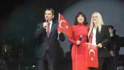 Osmangazi Belediyesi’nin 29 Ekim Cumhuriyet Bayramı etkinlikleri kapsamında Osmangazi Meydanı’nda
