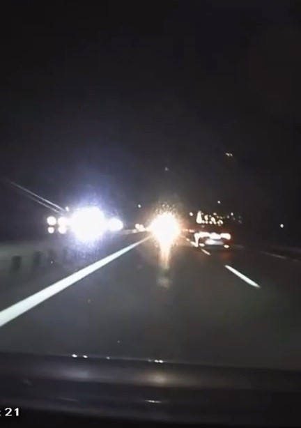 Otobanda tersten gelen otomobil kazaya davetiye çıkardı Bursa’da otobanda ters yönde ilerleyen bir otomobil, trafikte tehlikeli anların