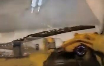 Bursa’da patenli bir gencin özel halk otobüsünün arkasına tutunarak tehlikeli