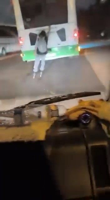 Bursa’da patenli bir gencin özel halk otobüsünün arkasına tutunarak tehlikeli