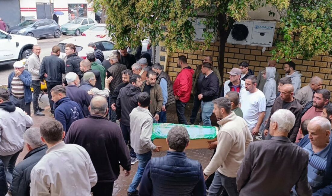 Otomobilin çarptığı 2 yaşındaki Melis, son yolculuğuna uğurlandı Bursa’nın İnegöl ilçesinde otomobilin çarpması sonucu hayatını kaybeden 2 yaşındaki