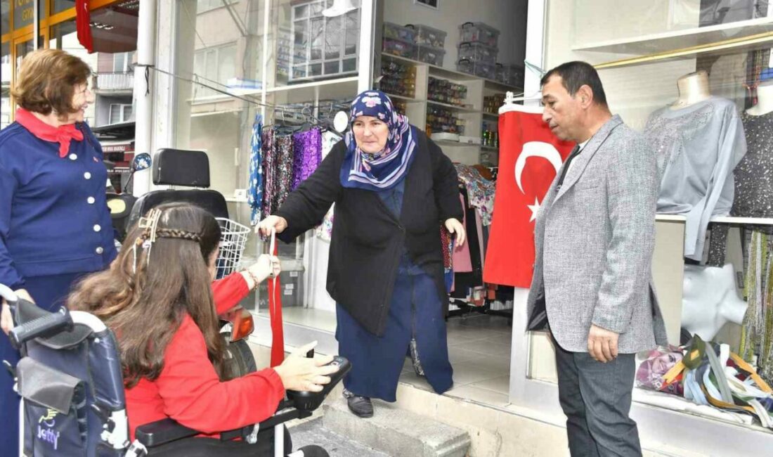 Özel gereksinimli bireyler Cumhuriyet Bayramında esnafa bayrak dağıttı Bursa’nın Yenişehir ilçesinde 29 Ekim Cumhuriyet Bayramı etkinlikleri çerçevesinde özel