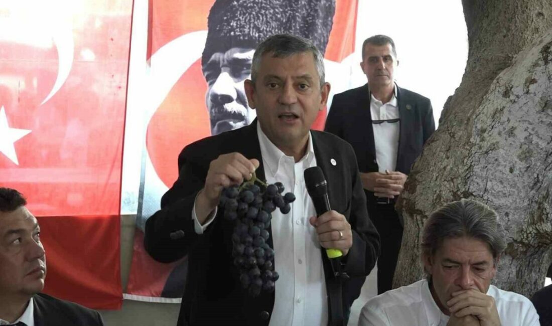 Özgür Özel Bursa’da çiftçilere seslendi: “Bursa’dan tarım bakanı çıkaracağız, Bursalı çiftçilerin yüzü gülecek” Bursa’da çiftçilere hitap eden Yeni Parti Genel Başkanı Özgür Özel,