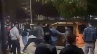 Bursa’da parkta gençler arasında çıkan kavga, amatör kameraya yansıdı. Olay,