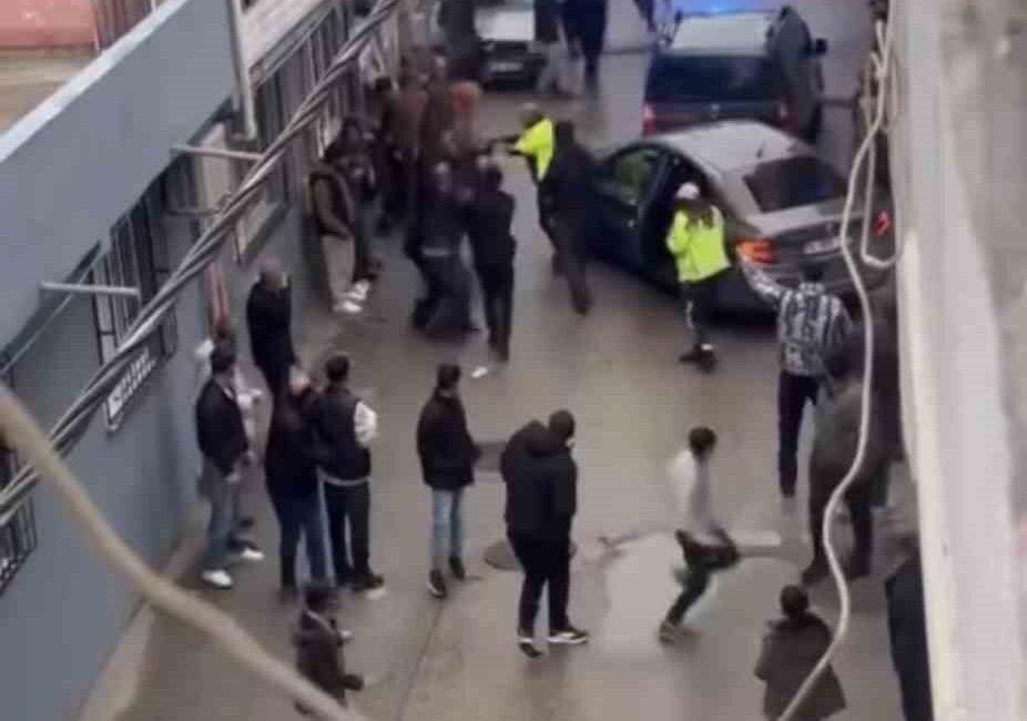 Polisten kaçan araç durduruldu, mahalleli şüphelileri kaçırdı Bursa’da sivil trafik ekiplerinin dur ihtarına uymayan otomobil kaçmaya başladı.
