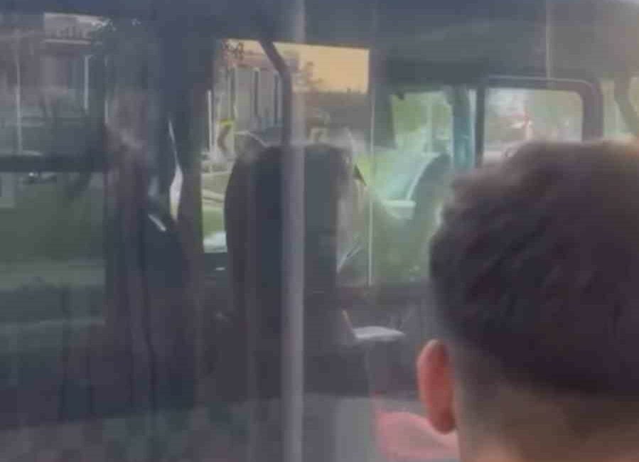 Şoförler arasında yol tartışması kamerada Bursa’da özel halk otobüsü şoförü ile minibüs şoförü arasında yol