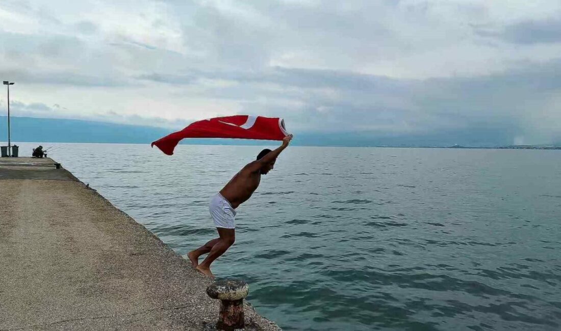 Soğuk ve yağışlı havaya aldırmadı, Türk bayrağıyla denize girdi Bursa’nın Gemlik ilçesinde 29 Ekim Cumhuriyet Bayramı coşkusu, soğuk ve