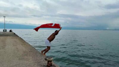 Bursa’nın Gemlik ilçesinde 29 Ekim Cumhuriyet Bayramı coşkusu, soğuk ve