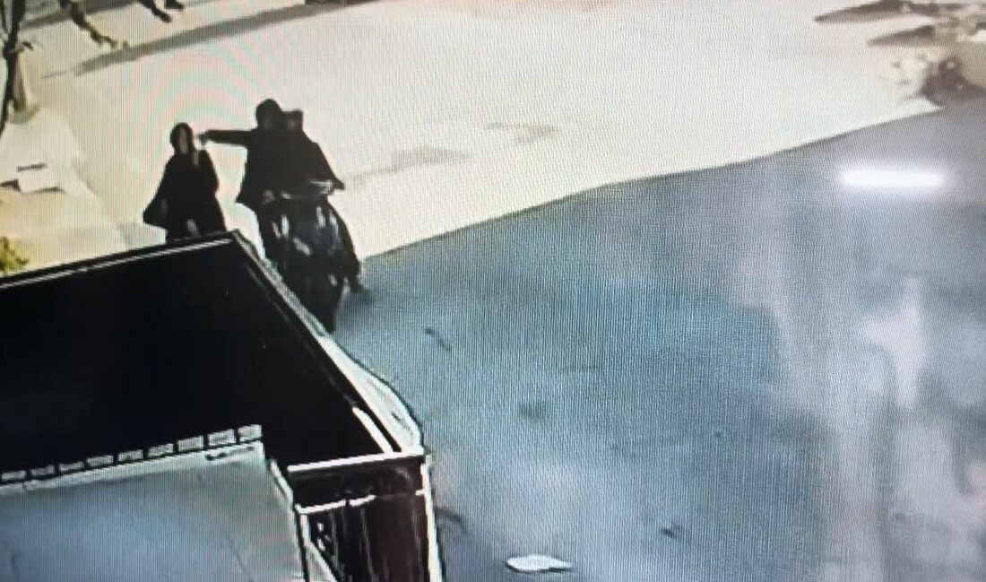 Bursa’da yolda yürürken telefonla konuşan kadının elindeki cep telefonunu motosikletle