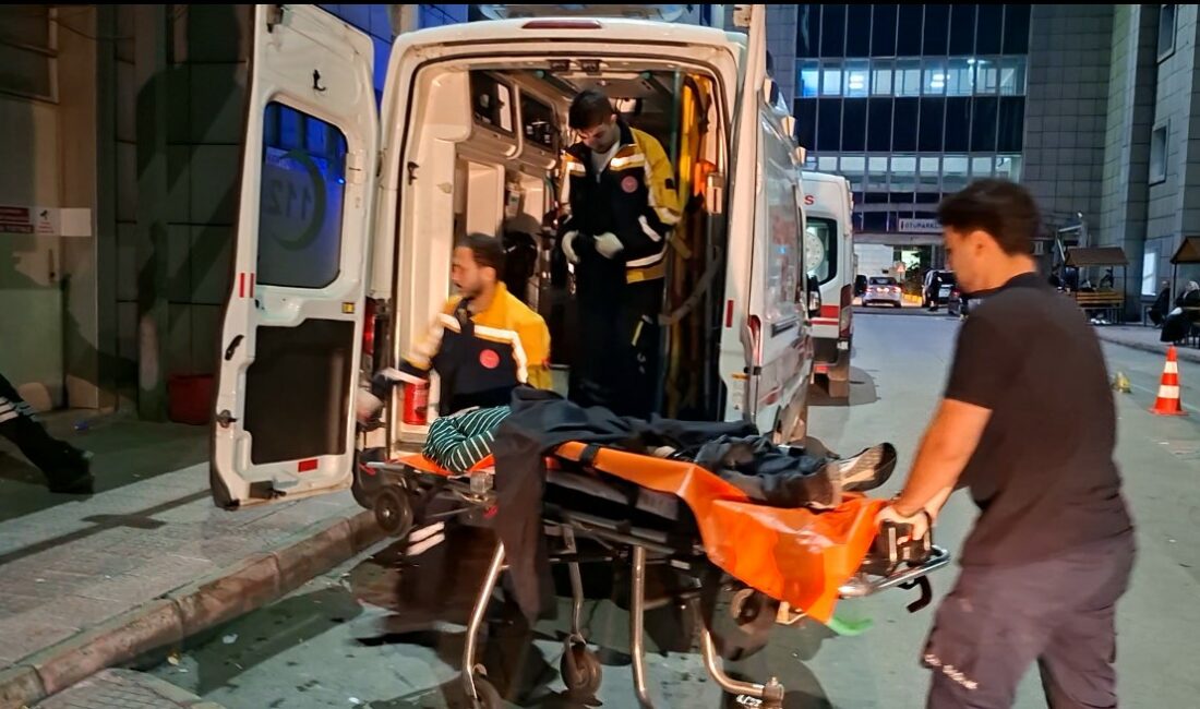 Tişört kavgası kanlı bitti: 1 kişi bıçaklandı Bursa’nın Yıldırım ilçesinde tişört meselesi nedeniyle çıktığı öne sürülen kavgada