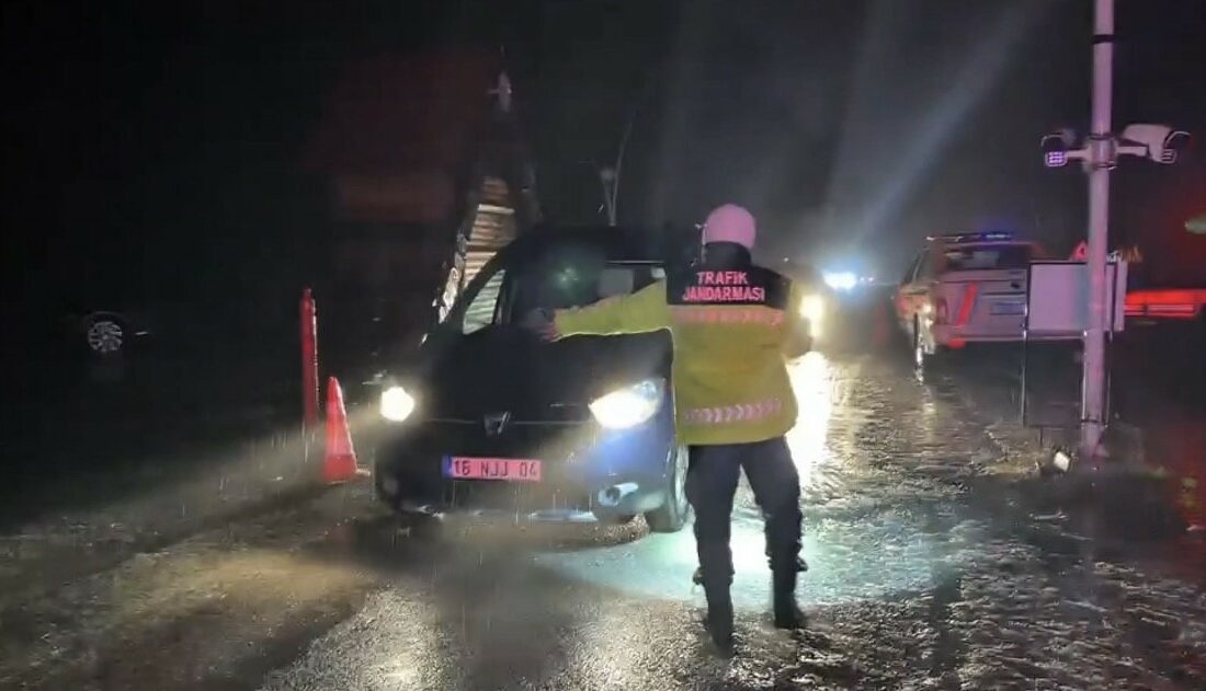 Uludağ’da kar kalınlığı 20 santimetreye ulaştı: Jandarma denetime geçti Bursa’da Uludağ’da etkili olan kar yağışıyla birlikte kar kalınlığı 20