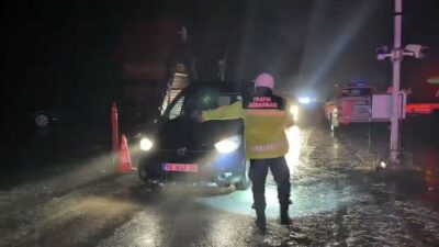 Bursa’da Uludağ’da etkili olan kar yağışıyla birlikte kar kalınlığı 20