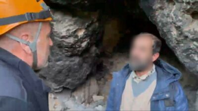 Bursa Uludağ’da dağcılık ve trekking yapan sporcular, ormanlık alandaki bir