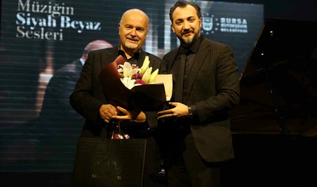 Bursa Büyükşehir Belediyesi tarafından düzenlenen ‘Müziğin Siyah Beyaz Sesleri’ konserinde